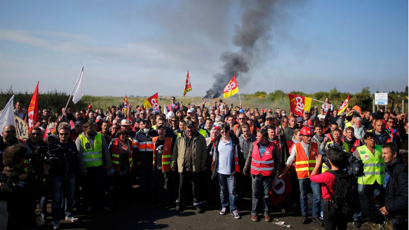 Sindicalistas de la CGT delante de una barricada cerca de la refinería de Donges