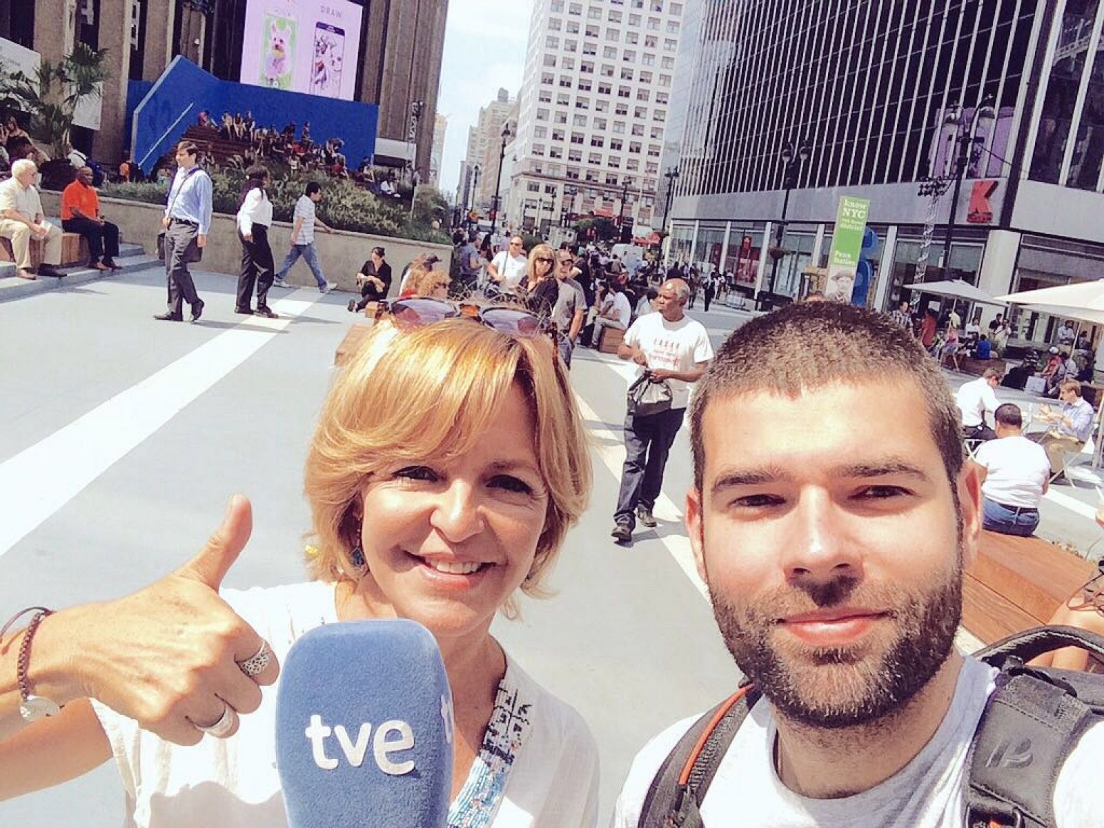Almudena Ariza y Alfonso Lozano nos enseñan la corresponsalía de TVE en Nueva York.