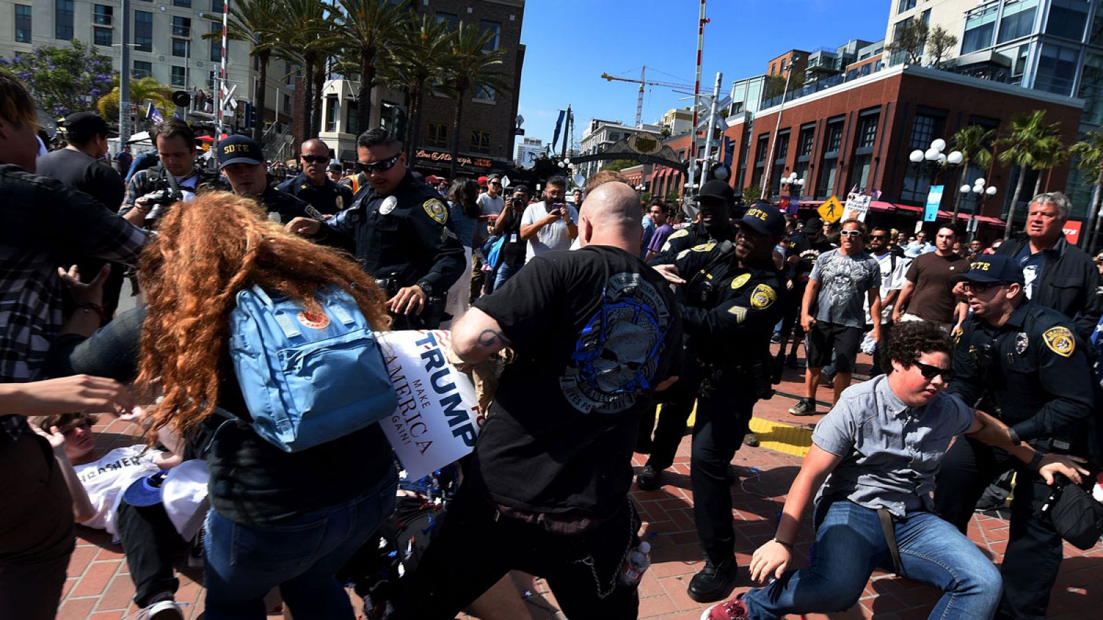 Detractores y partidarios de Donald Trump se enfrentan frente al lugar donde el magnate ofrecía un mitin en San Diego (California).