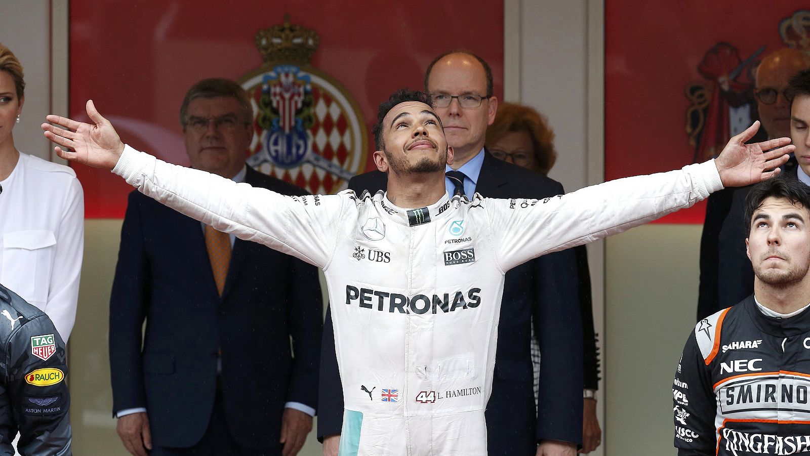 Lewis Hamilton celebra el triunfo en Mónaco.