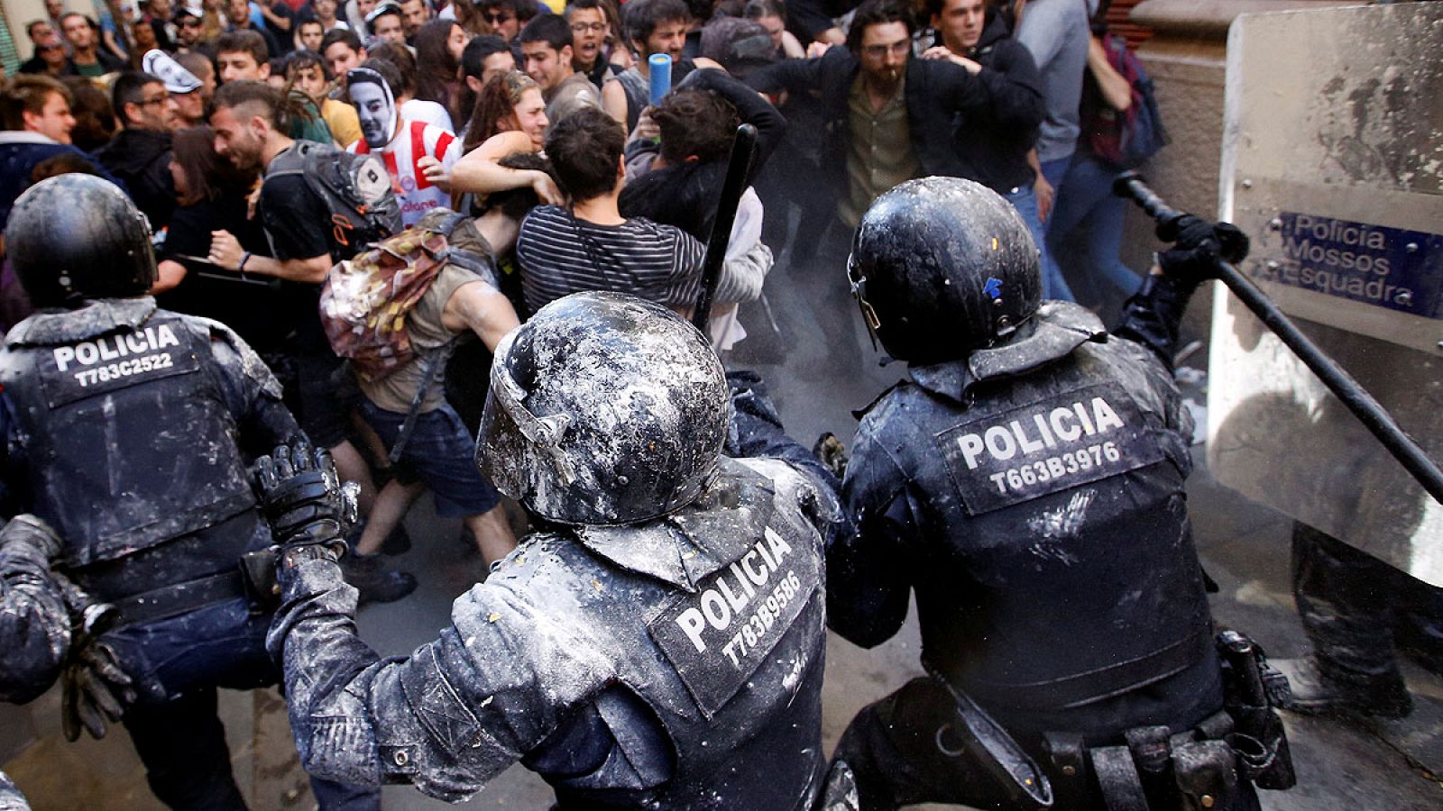 Los mossos responden al lanzamiento de piedras y latas por parte de algunos manifestantes en el barrio de Gràcia
