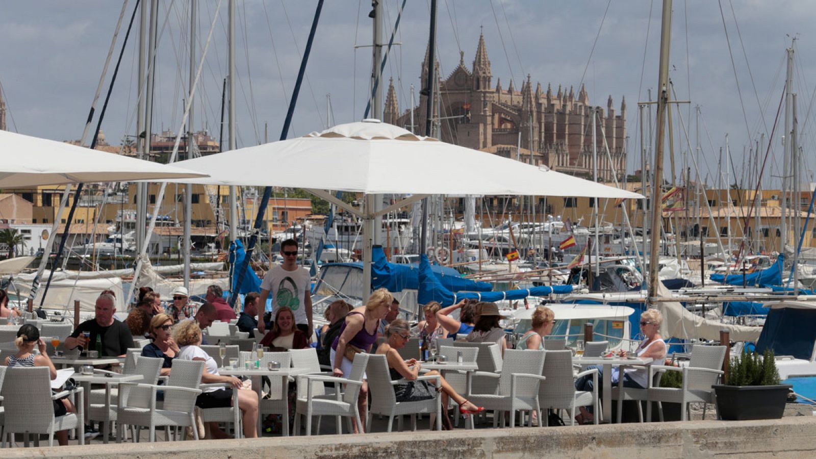 Turistas en una terraza en el puerto de Mallorca