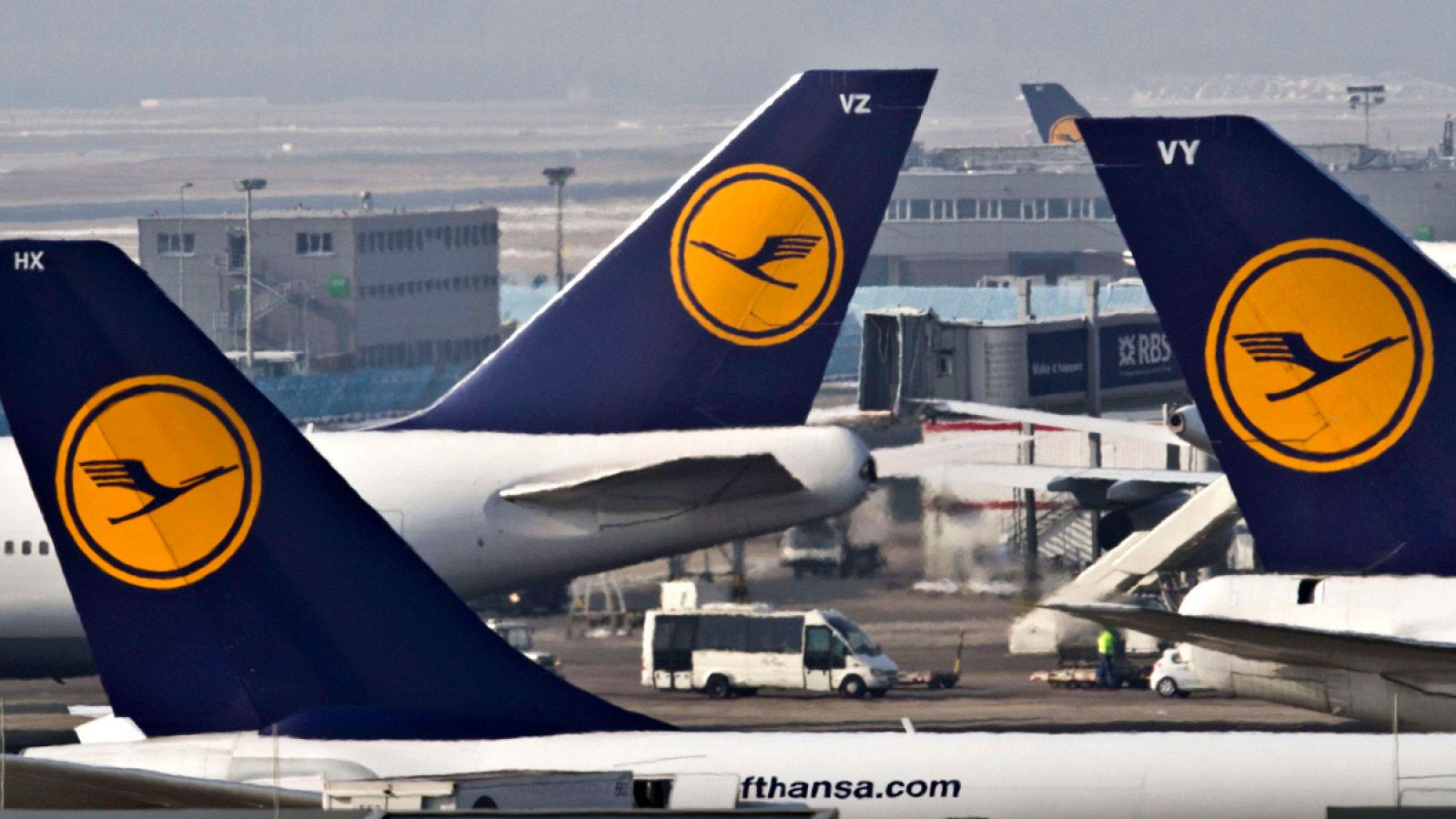 Tres aviones de Lufthansa en el aeropuerto de Frankfurt Main, Alemania