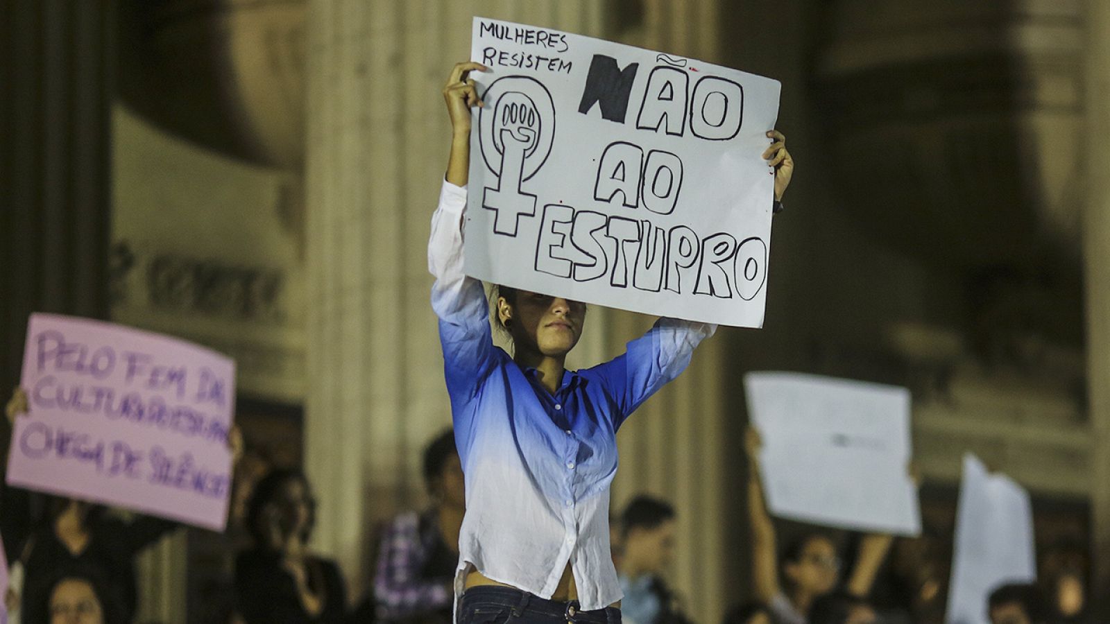 Manifestación en Brasil contra la violación de una adolescente por más de 30 hombres