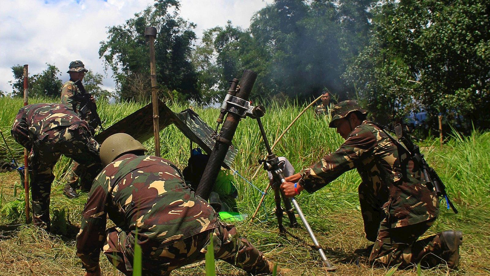 Militares filipinos disparan un mortero cerca de Butig, en Lanao del Sur, durante los enfrentamientos con grupos islamistas, el 30 de mayo de 2016. AFP PHOTO / RICHELE UMEL