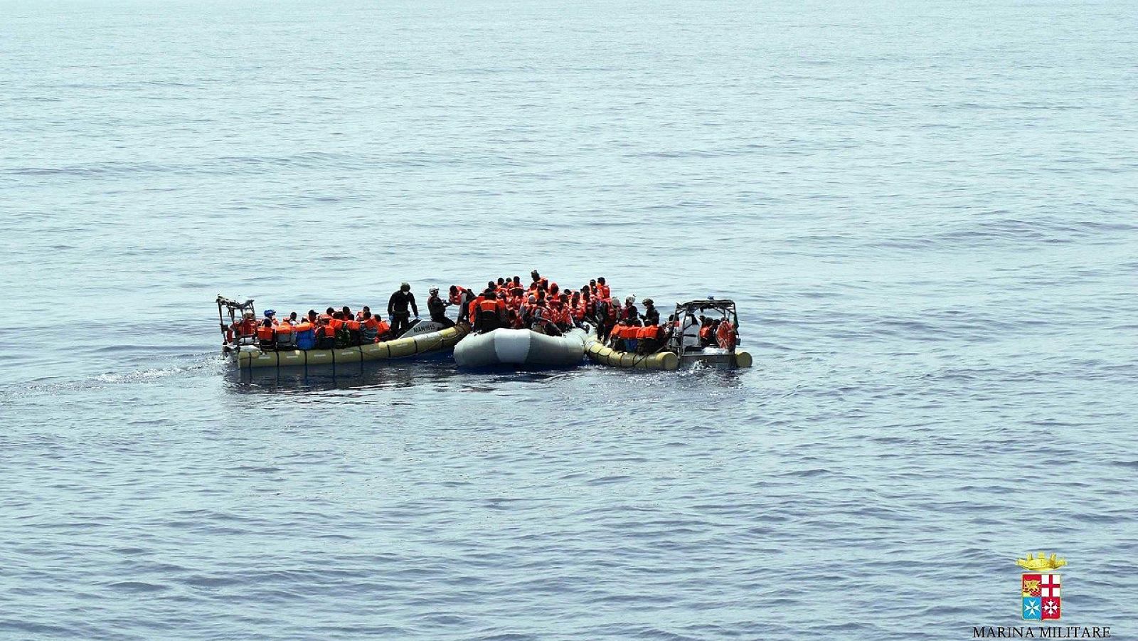 Fotografía facilitada por la Marina italiana el 30 de mayo de 2016 del rescate de migrantes en el mar. EFE/Marina Italiana