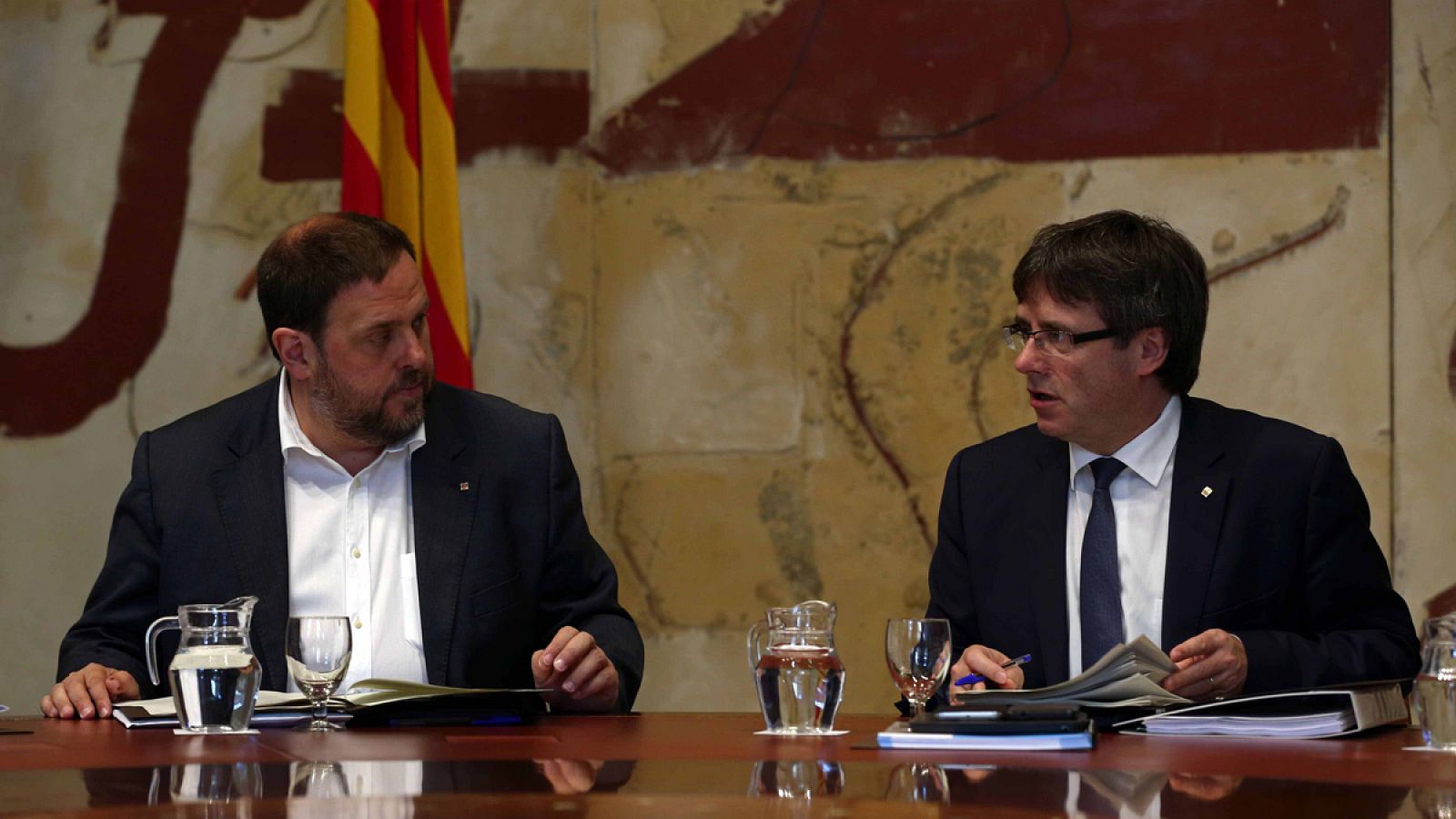 El presidente de la Generalitat, Carles Puigdemont, y el vicepresidente y Conseller de Economía y Hacienda, Oriol Junqueras