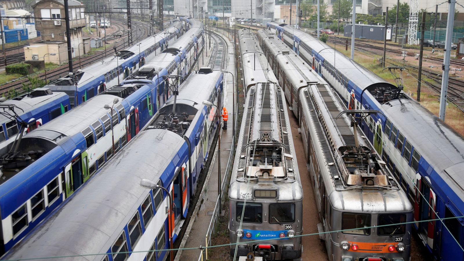 Trenes aparcados en la estación de Charenton-le-Pont cerca de París, Francia