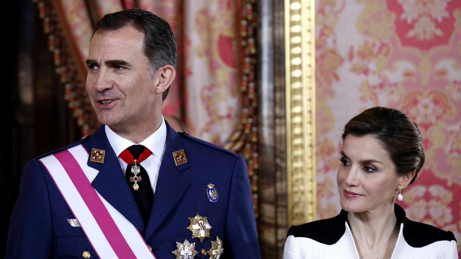 Los reyes presiden en el Palacio Real la recepción con motivo de la celebración del Día de las Fuerzas Armadas