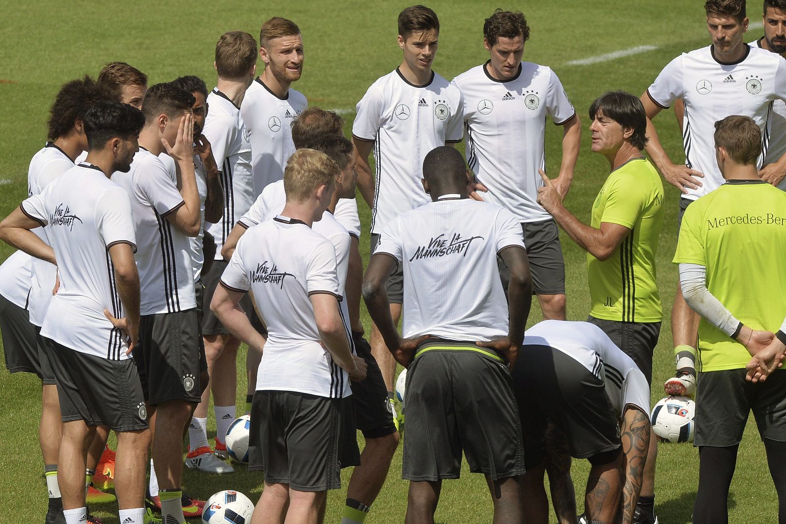 Joachim Löw da instrucciones a sus jugadores durante un entrenamiento.