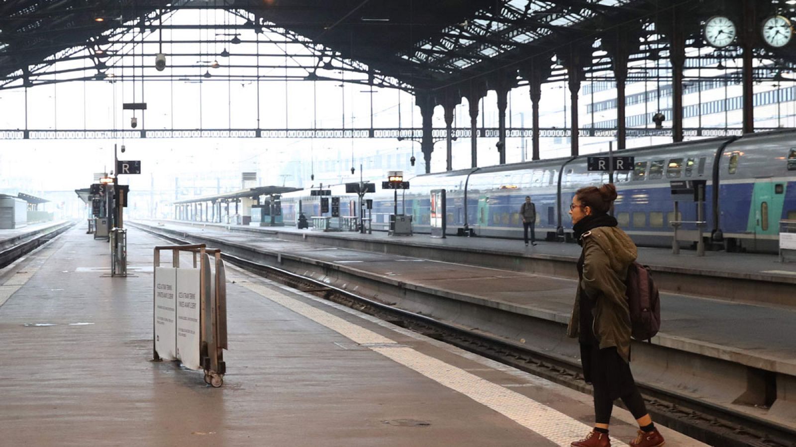 Una pasajera espera al tren en una estación de París