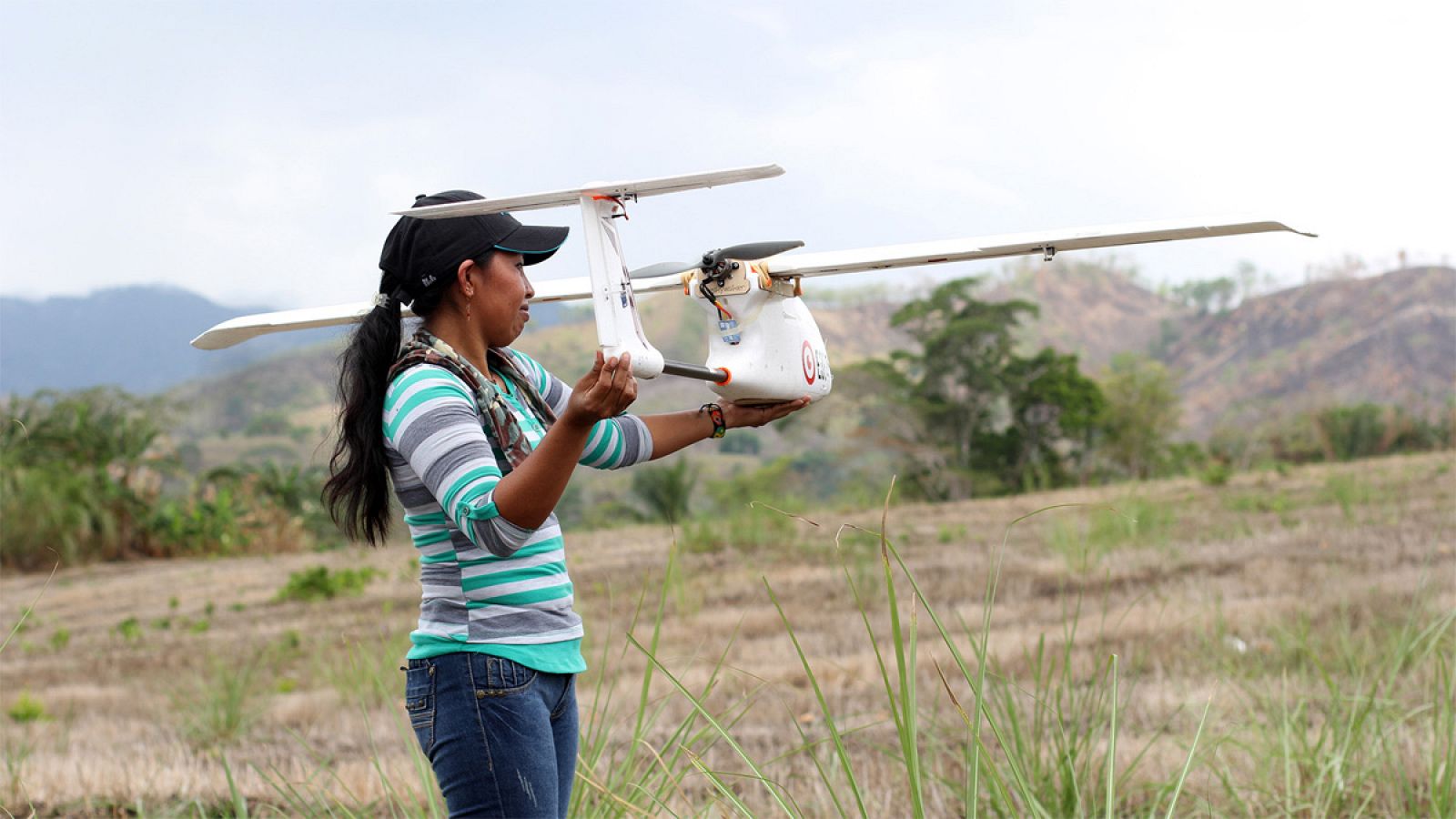 Los drones pueden volar bajo la lluvia y en medio de incendios forestales.