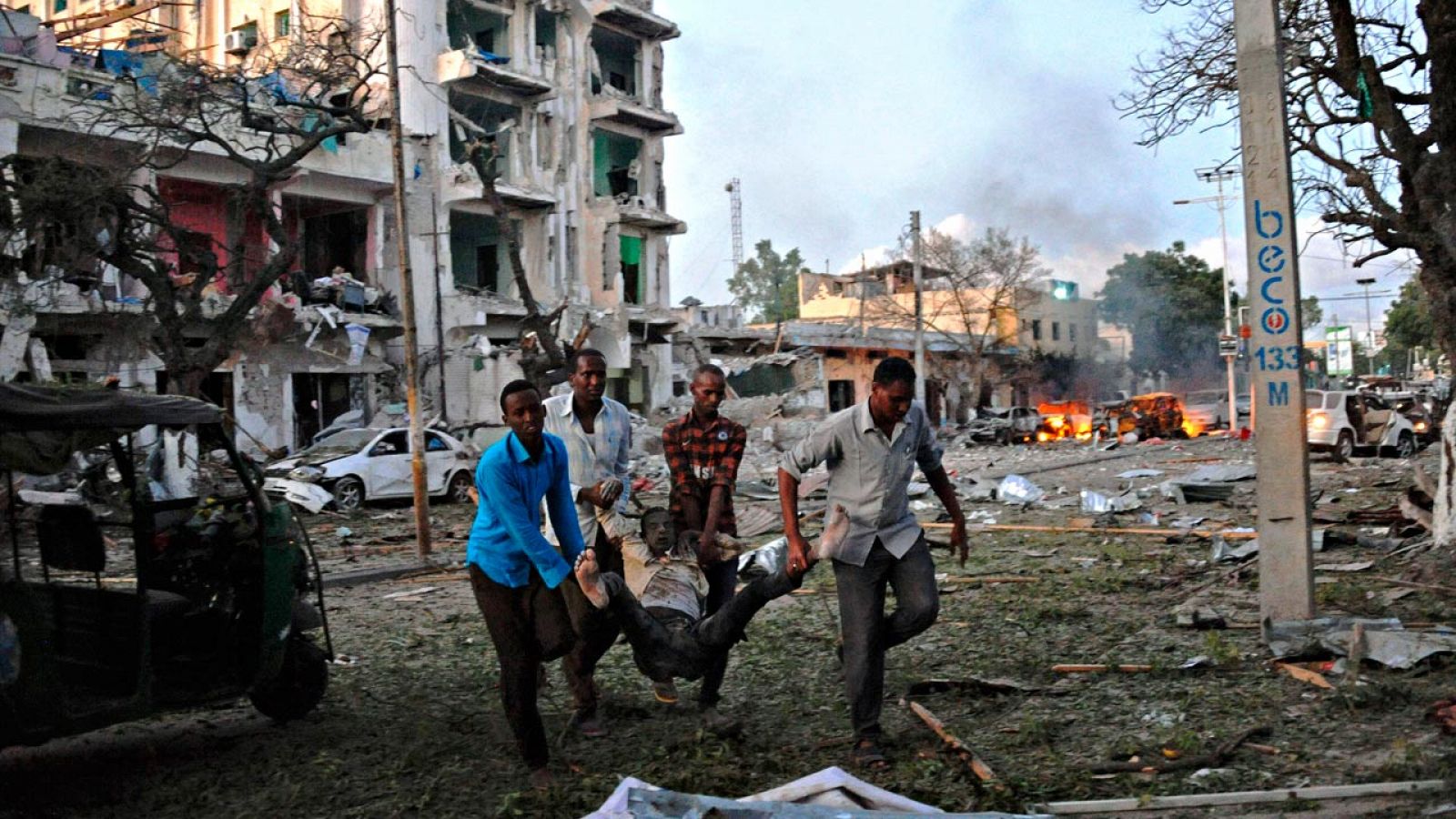 Un herido es evacuado de las cercanías del hotel Amabassador, en el centro de Mogadiscio, tras el atentado yihadista