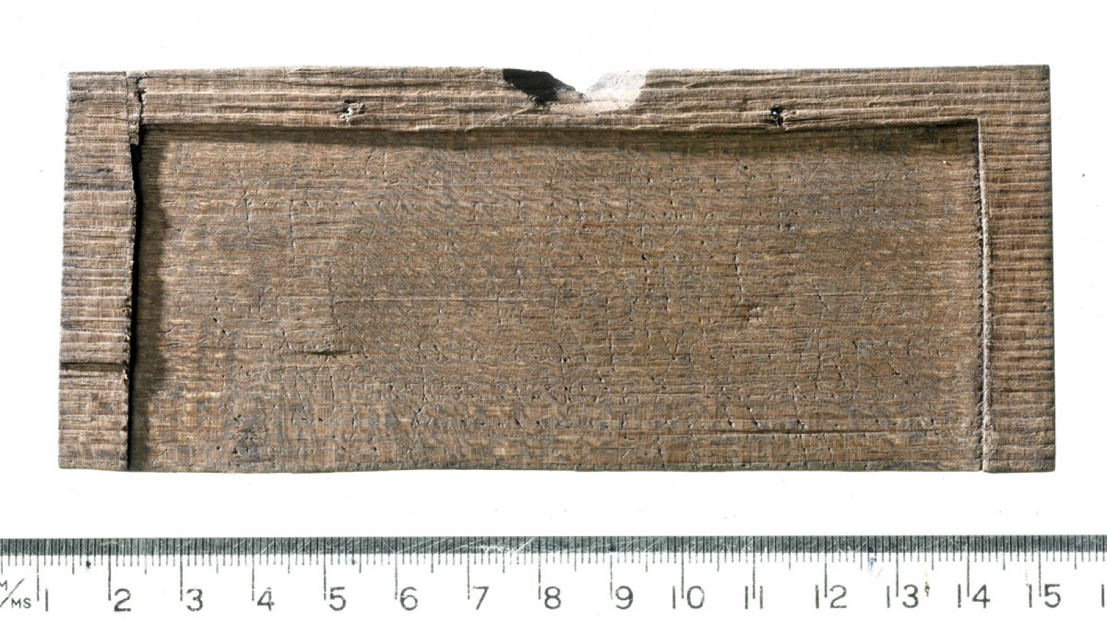 La tablilla de madera en la que está grabado el documento manuscrito más antiguo encontrado en la isla de Gran Bretaña