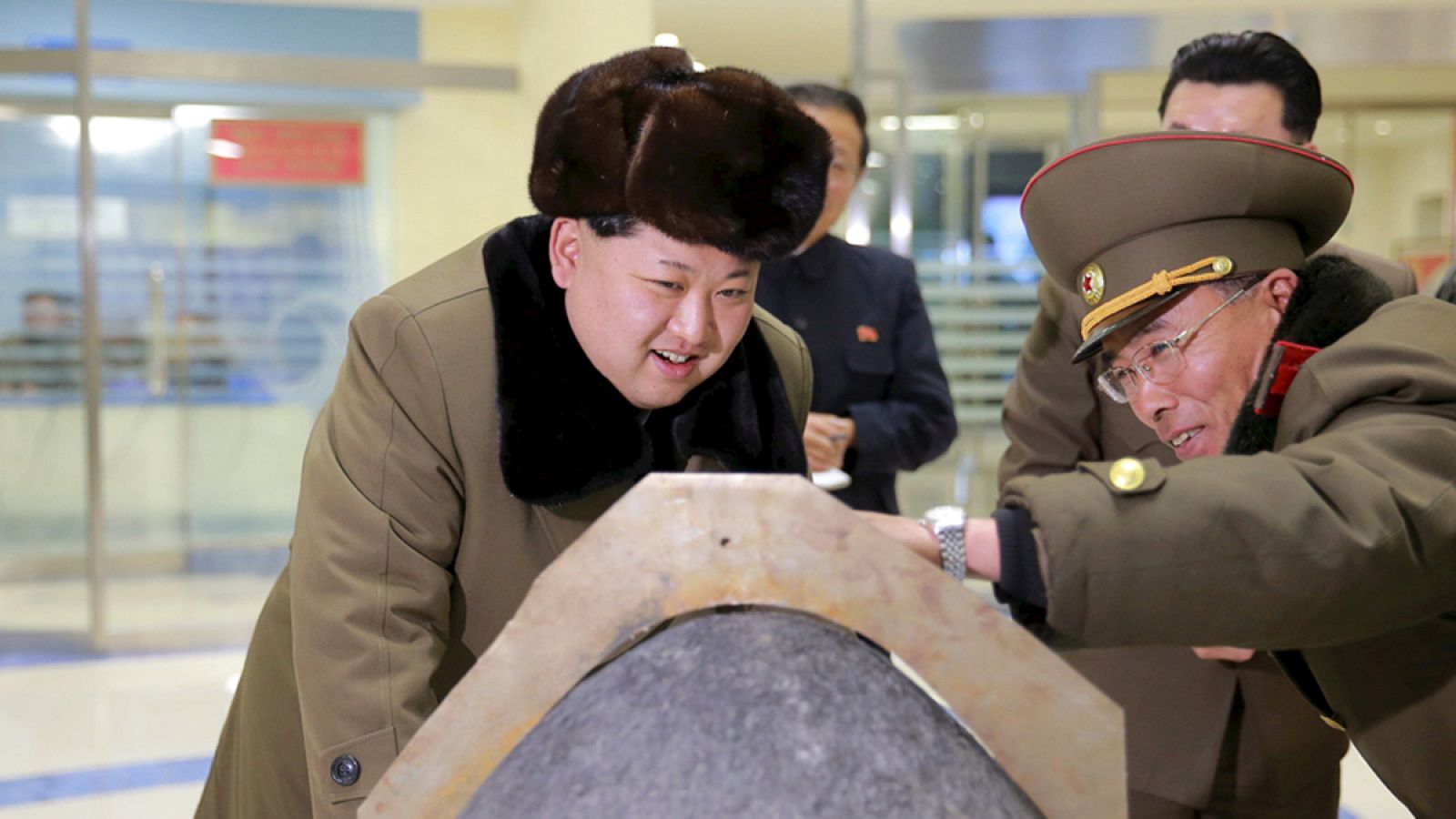 El líder norcoreano, Kim Jong-un observa la cabeza de un misil balísitico en una imagen de archivo.