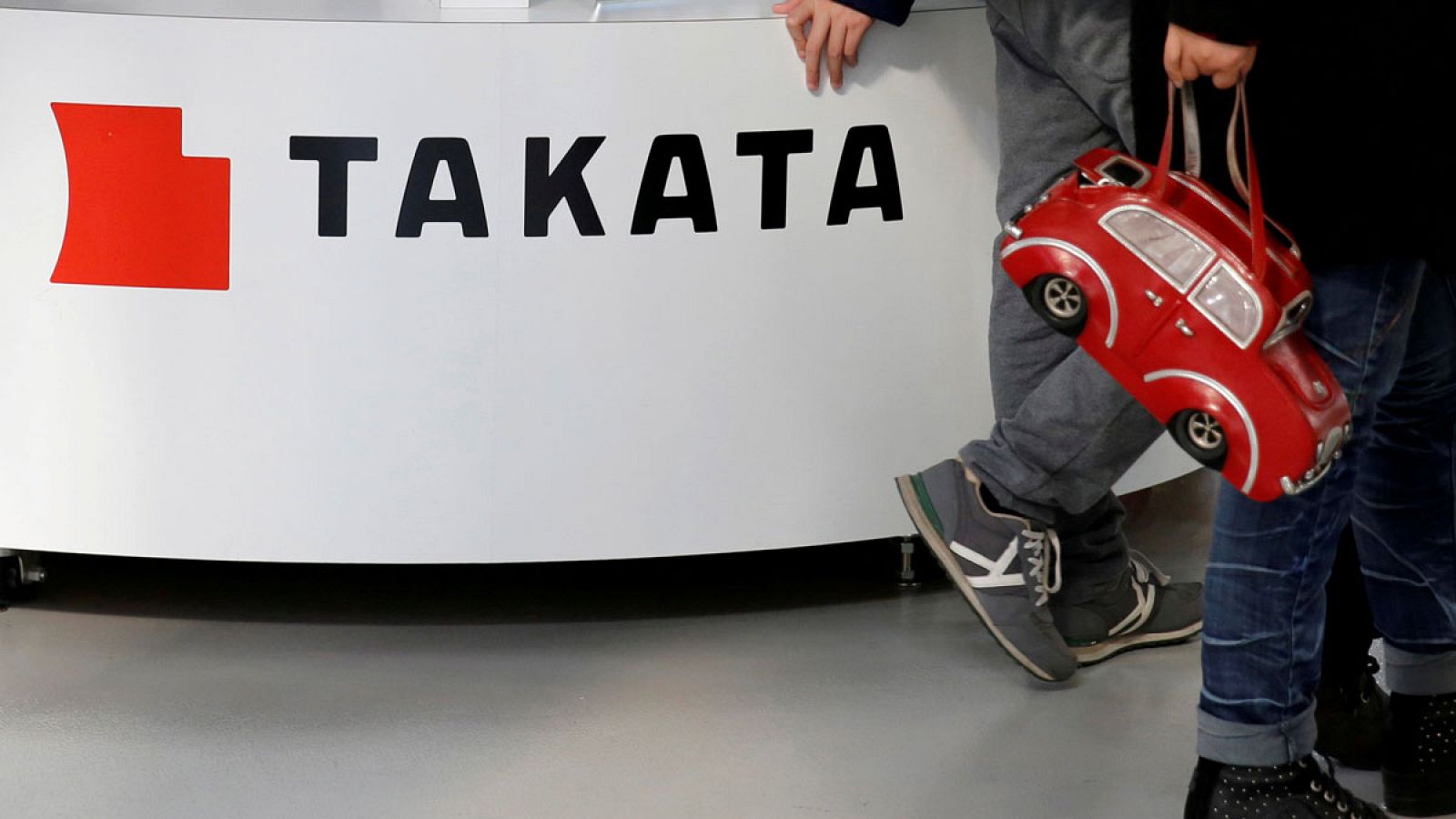 Logo de Takata en un mostrador
