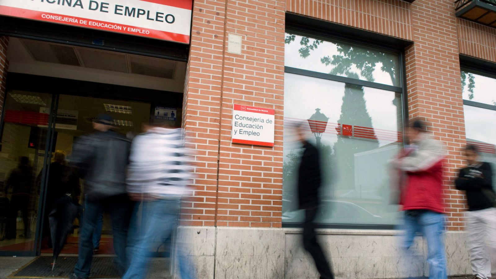 Desempleados entran en una oficina del SEPE de la Comunidad de Madrid en una imagen de archivo