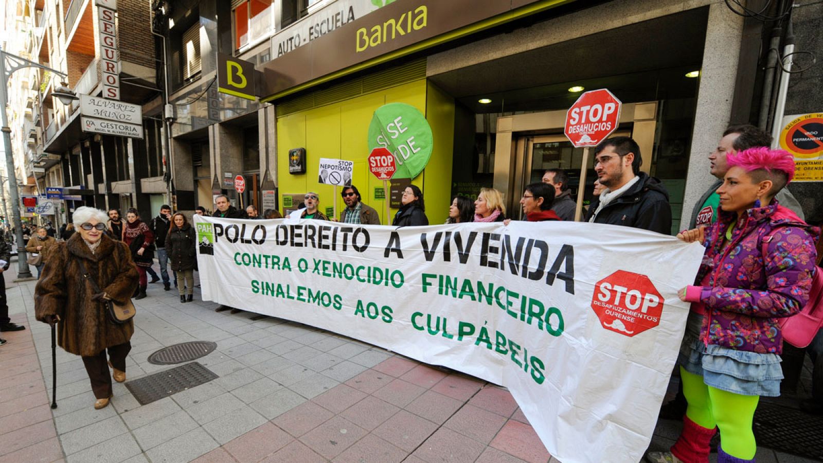 Protesta del Movimiento Stop-Desahucios ante la sede de Bankia en Ourense el 11 de marzo de 2016
