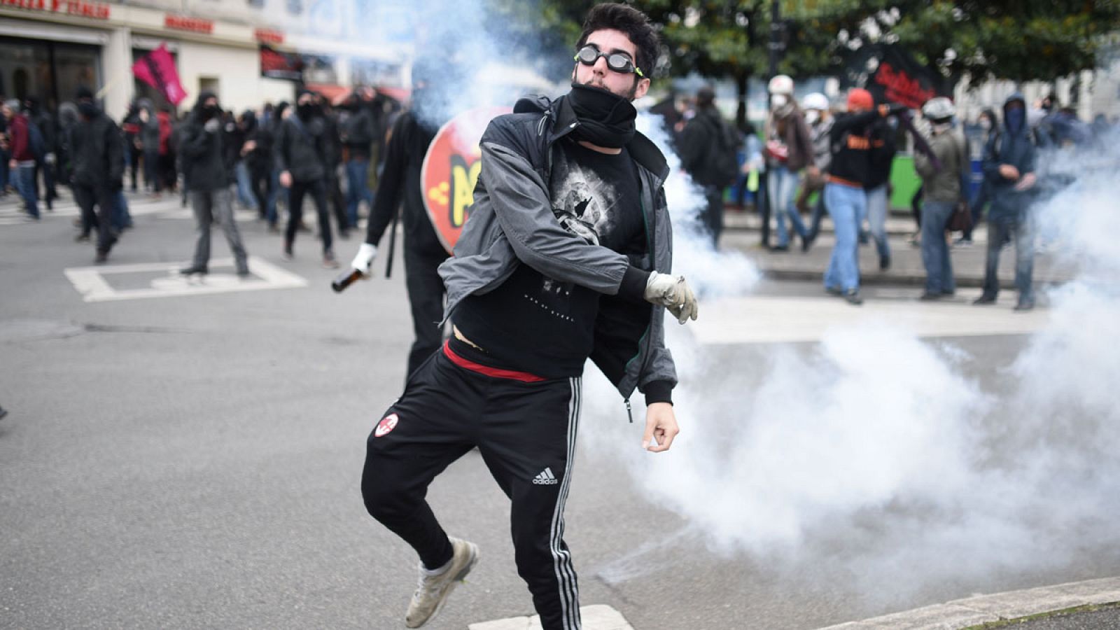 Un manifestante arroja un objeto contra la policía en Nantes