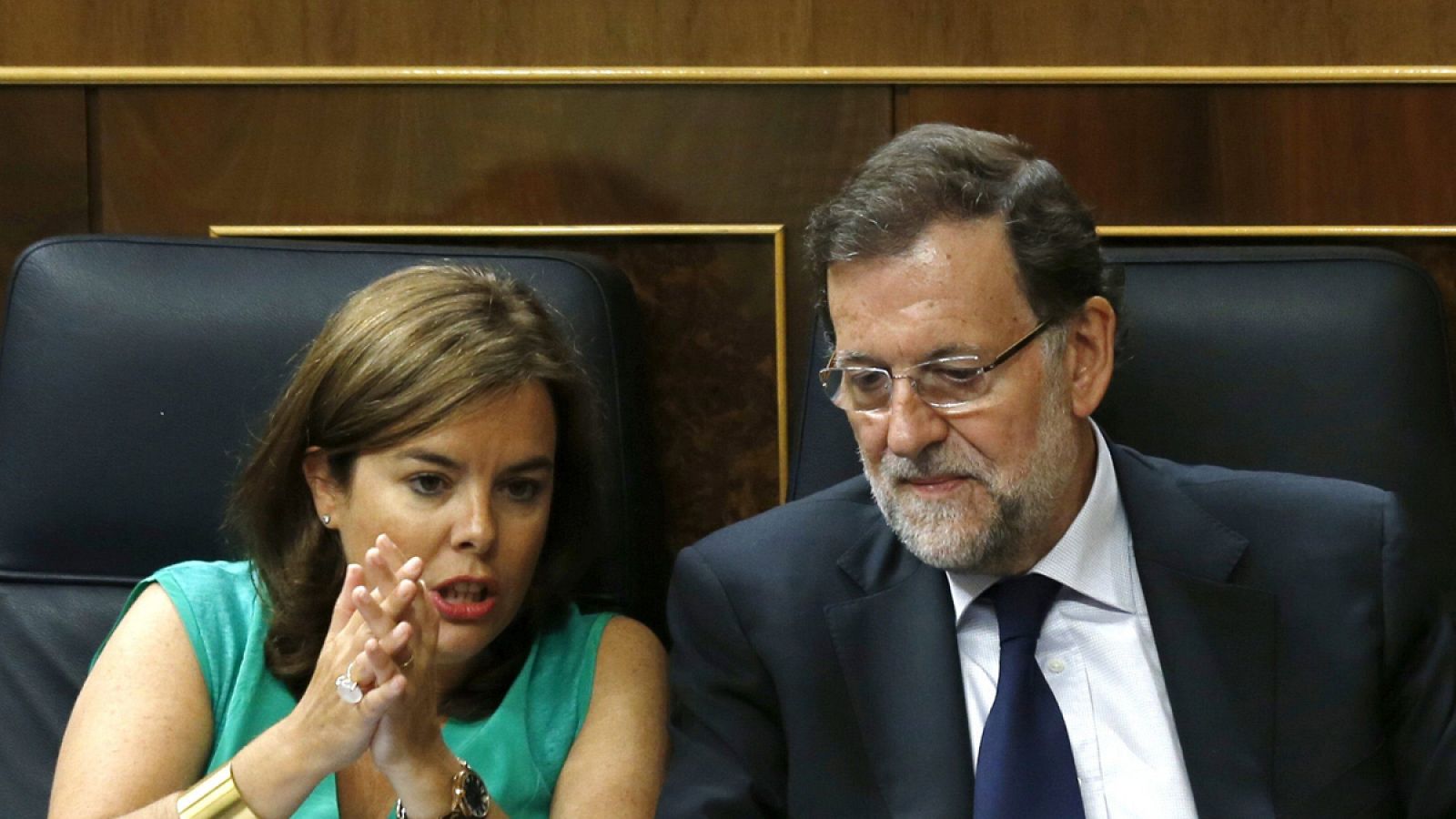 El presidente del Gobierno en funciones, Mariano Rajoy, y la vicepresidenta en funciones, Soraya Sáenz de Santamaría, en el Congreso