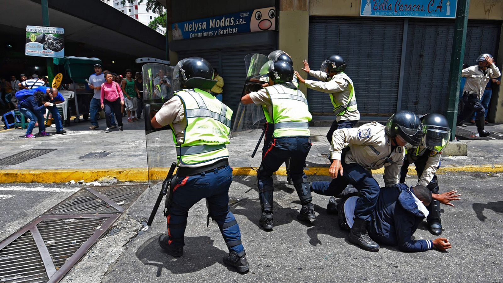 Fuerzas policiales venezolanas contienen a grupos de manifestantes que tratan de llegar al palacio de Miraflores en Caracas