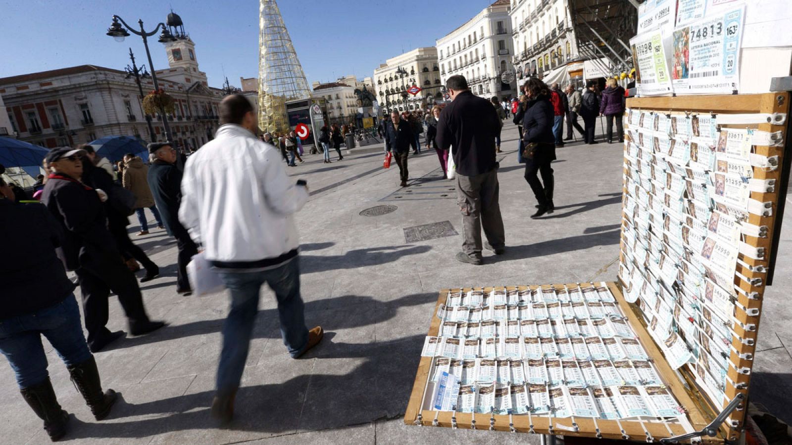 Puesto de venta de lotería de Navidad en la Puerta del Sol de Madrid.