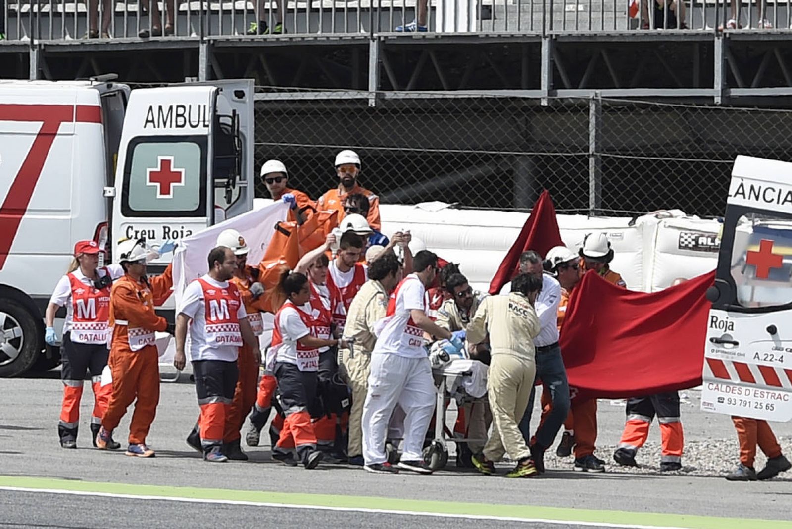 El servicio médico del circuito tuvo que atender en la pista al piloto español.