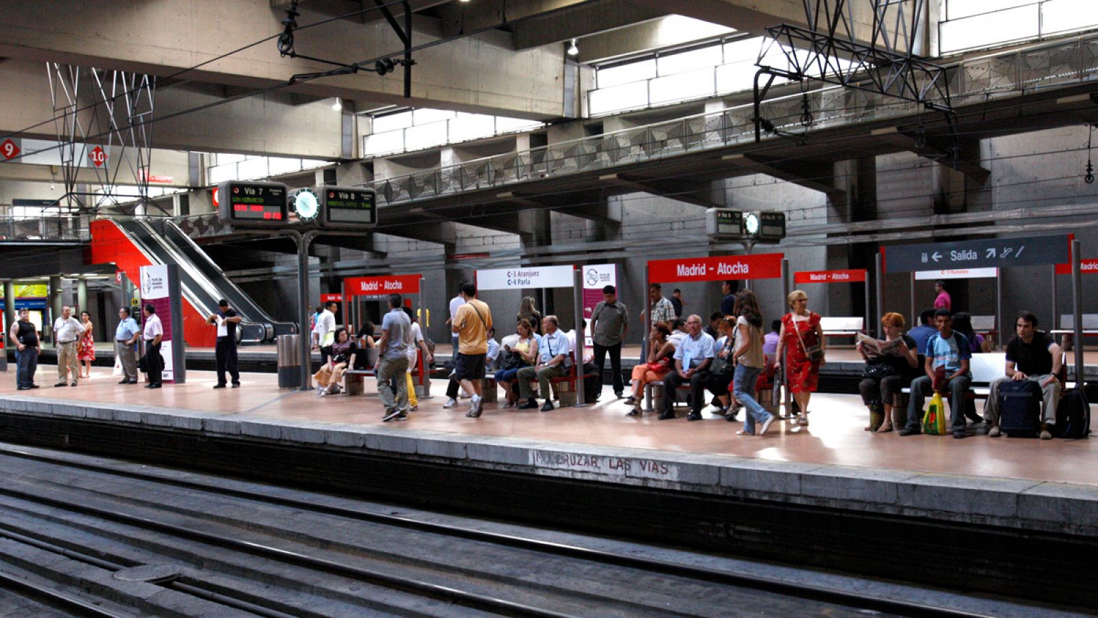 Movimiento de viajeros en el andén de la estación de Cercanías de Atocha en Madrid