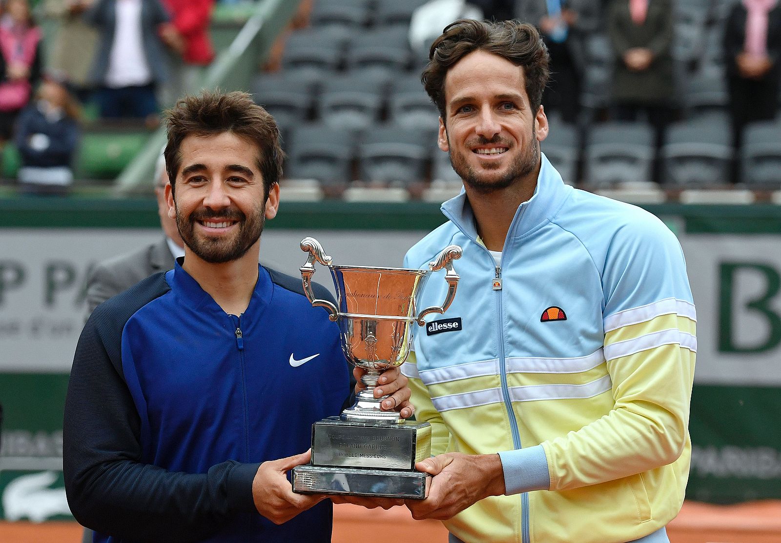Feliciano y Marc López posan con el trofeo de dobles de Roland Garros, en 2016.