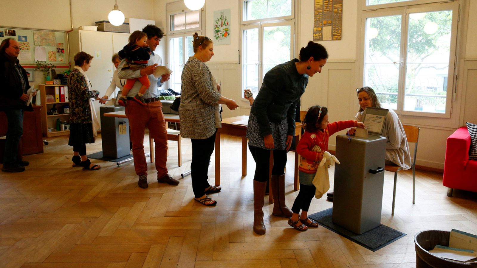 Ciudadanos participando este domingo en el referéndum en Suiza sobre una renta mínima