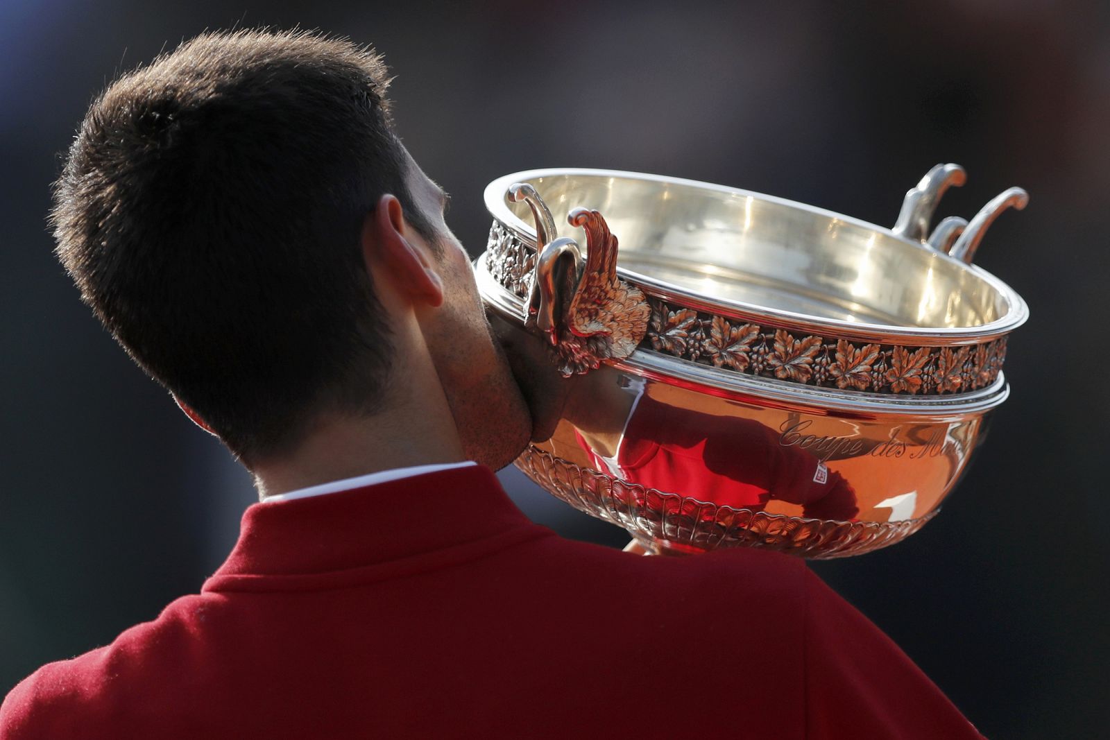 Djokovic besa la Copa de los Mosqueteros tras ganar Roland Garros