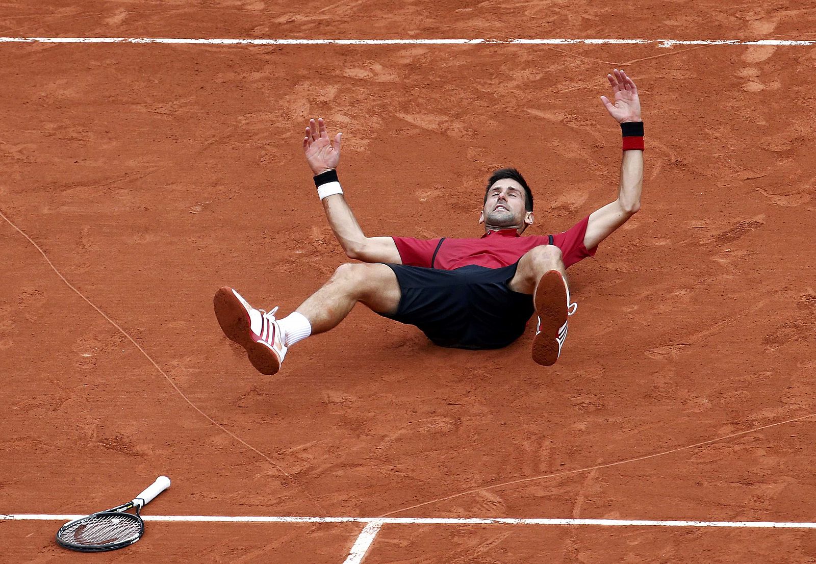 Djokovic celebra su triunfo en Roland Garros