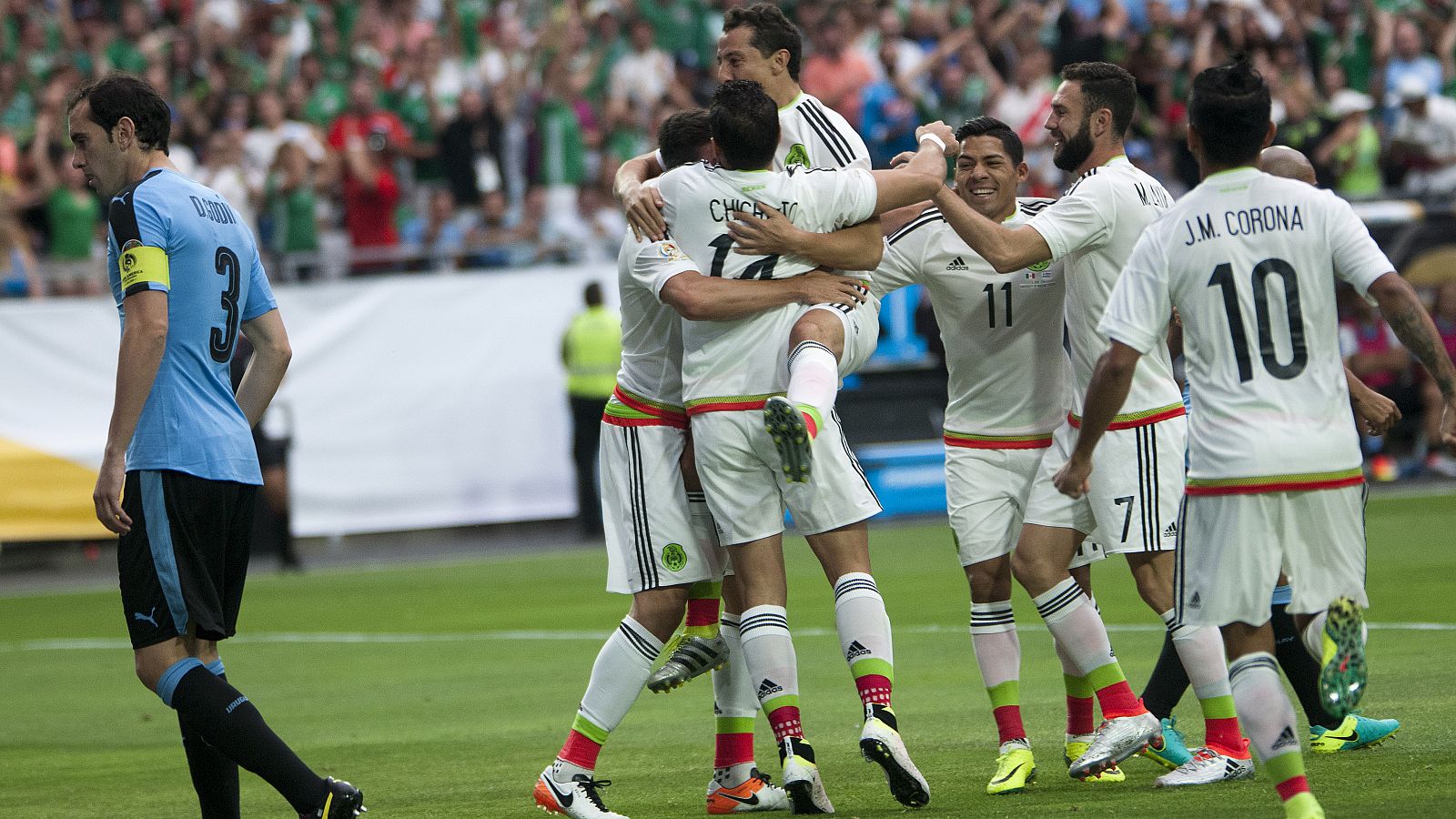 México celebra el gol de Herrera que cerró el triunfo mexicano.