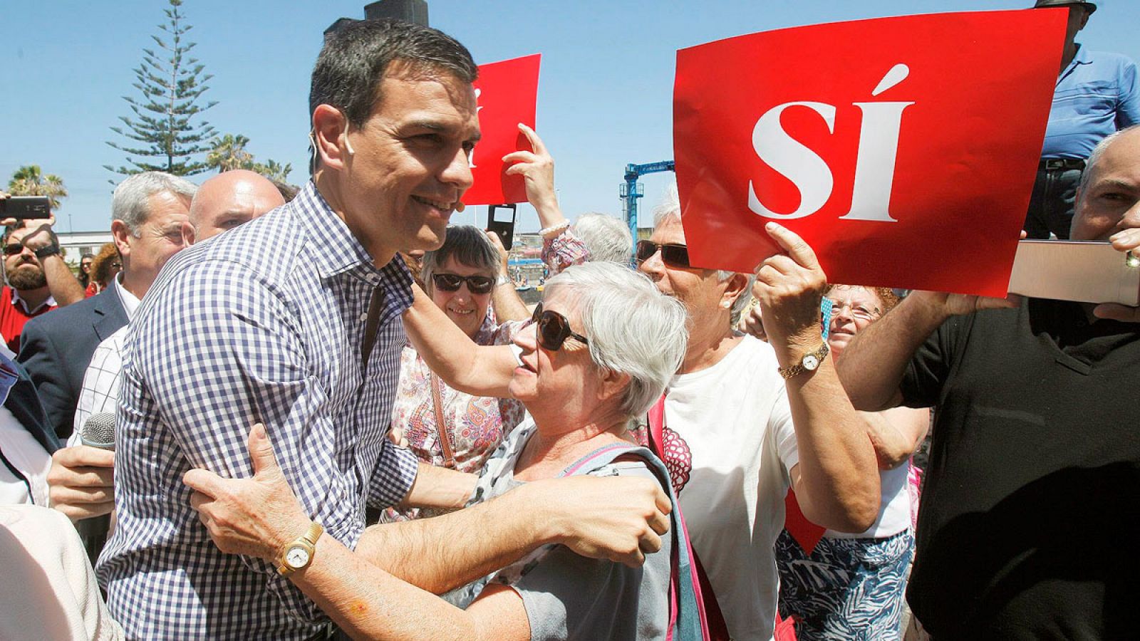 El secretario general y candidato a la presidencia del Gobierno, Pedro Sánchez, saluda a una simpatizante en el Puerto de la Cruz en Tenerife