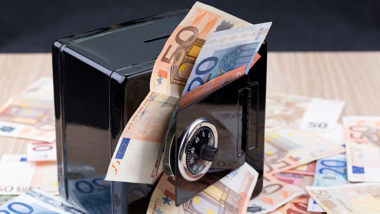 Una caja fuerte con billetes de euro de distinta denominación