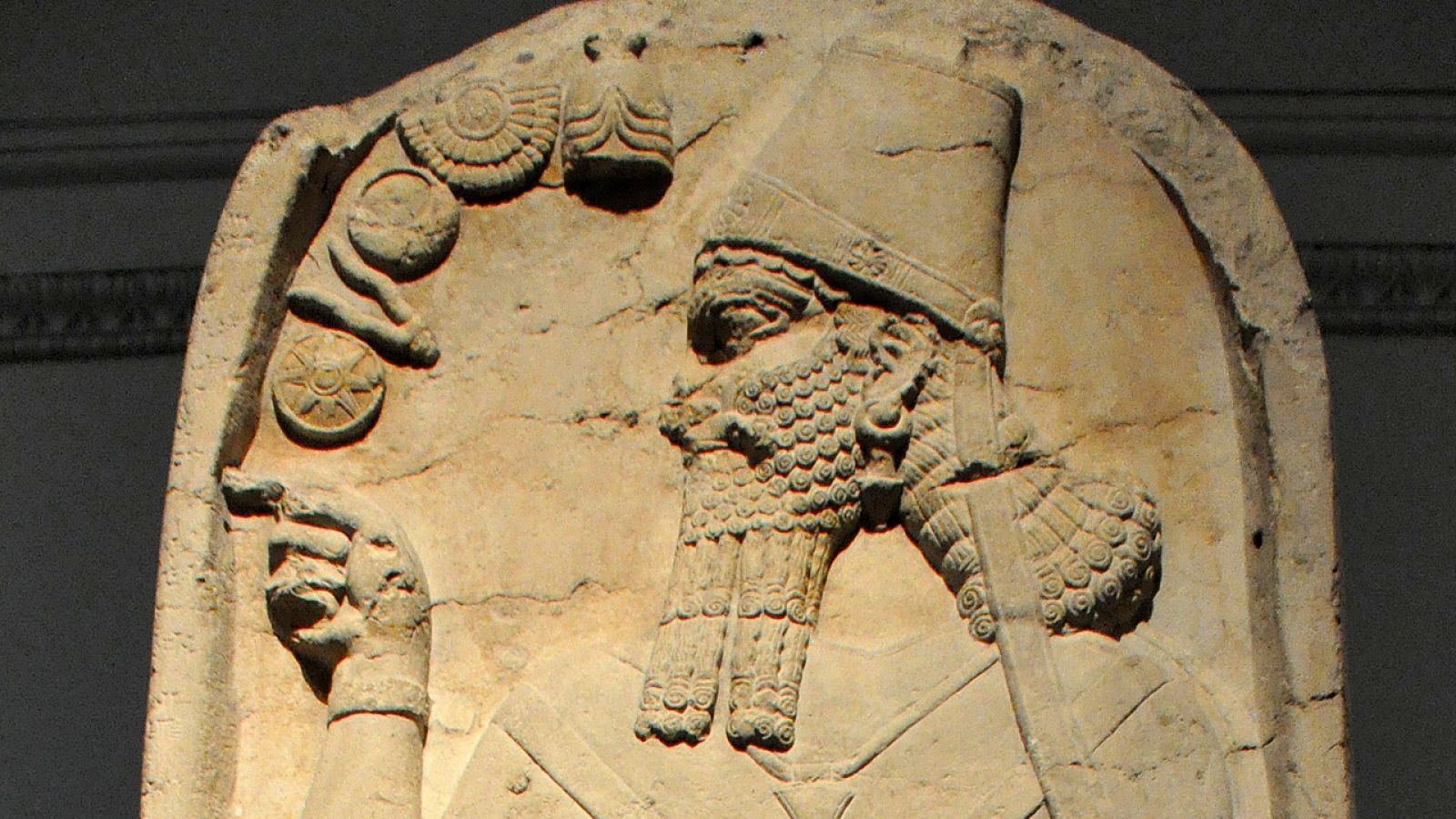 Estela del rey asirio Shamshi-Adad V, hallada en el templo de Nabu en Nimrud, Iraq