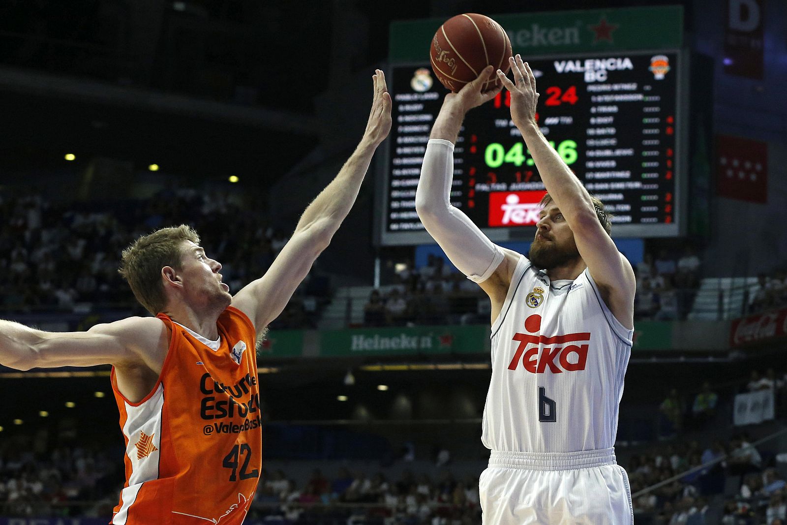 Nocioni y Travis Peterson durante el primer partido de las semifinales.