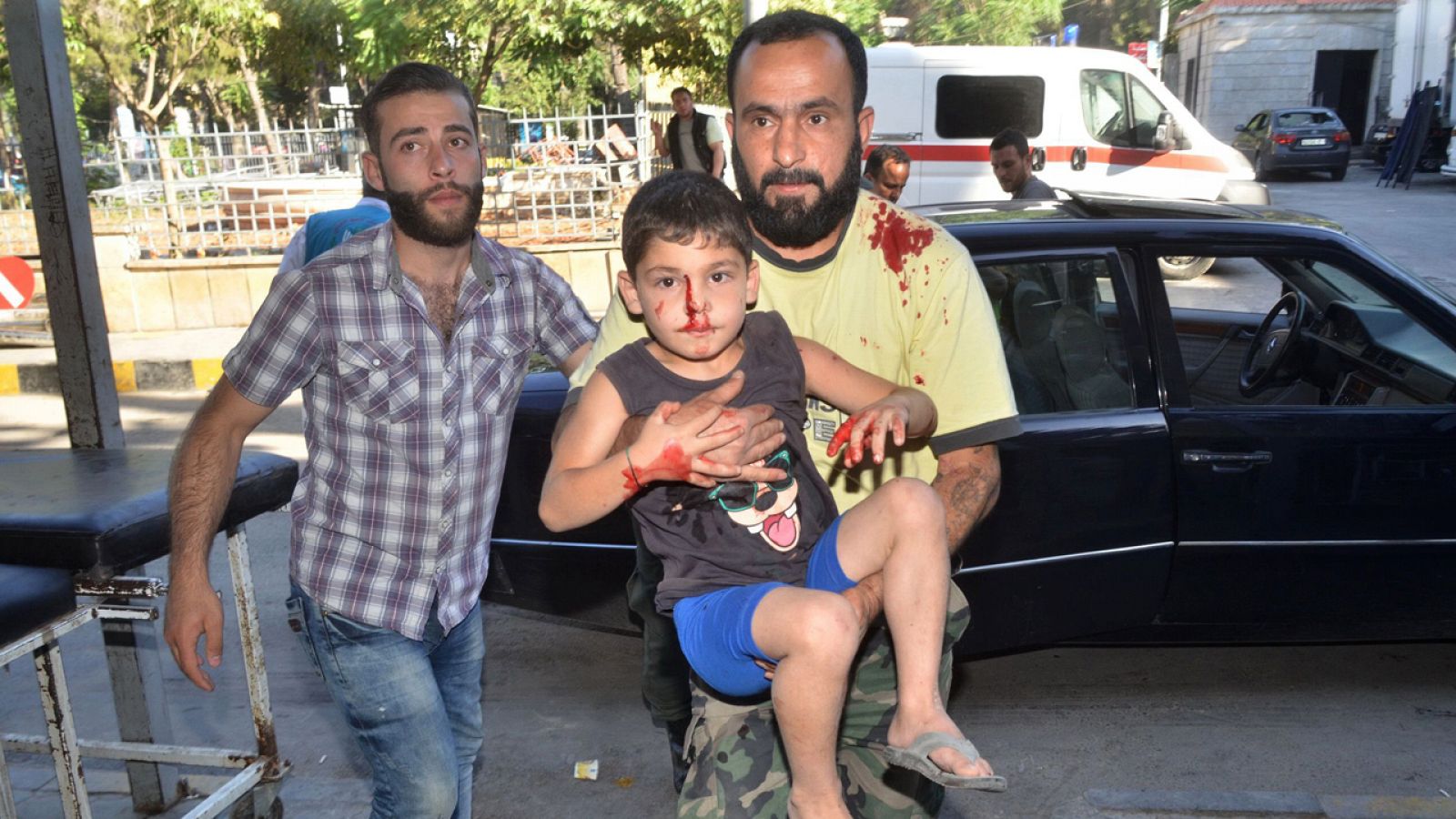Un niño herido es trasladado a un hospital en Alepo, en Siria