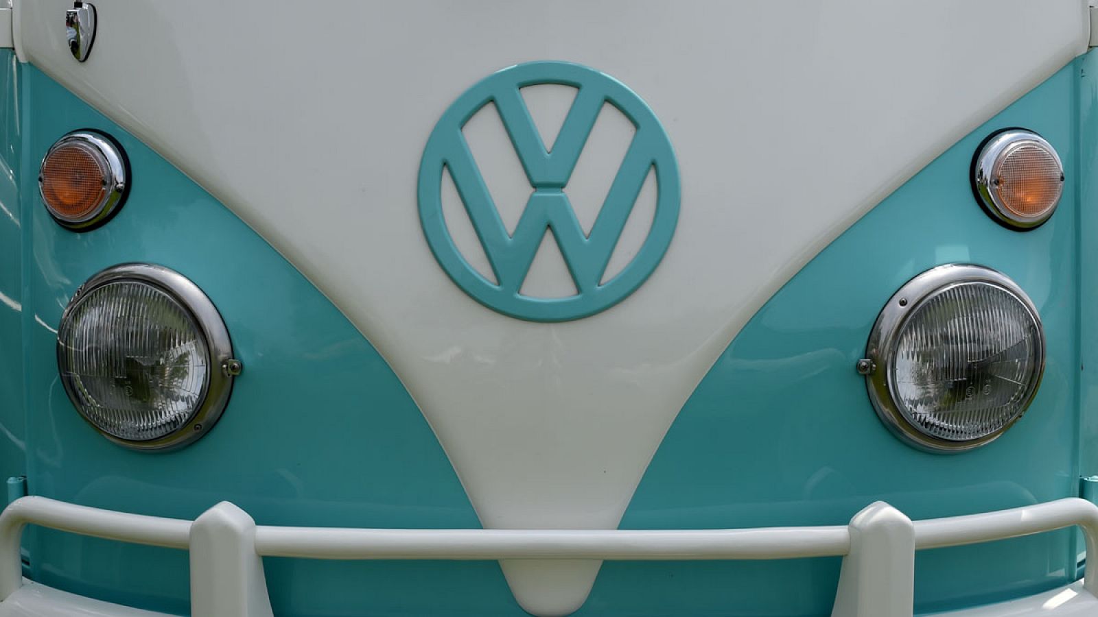 Logo de Volkswagen en una furgoneta