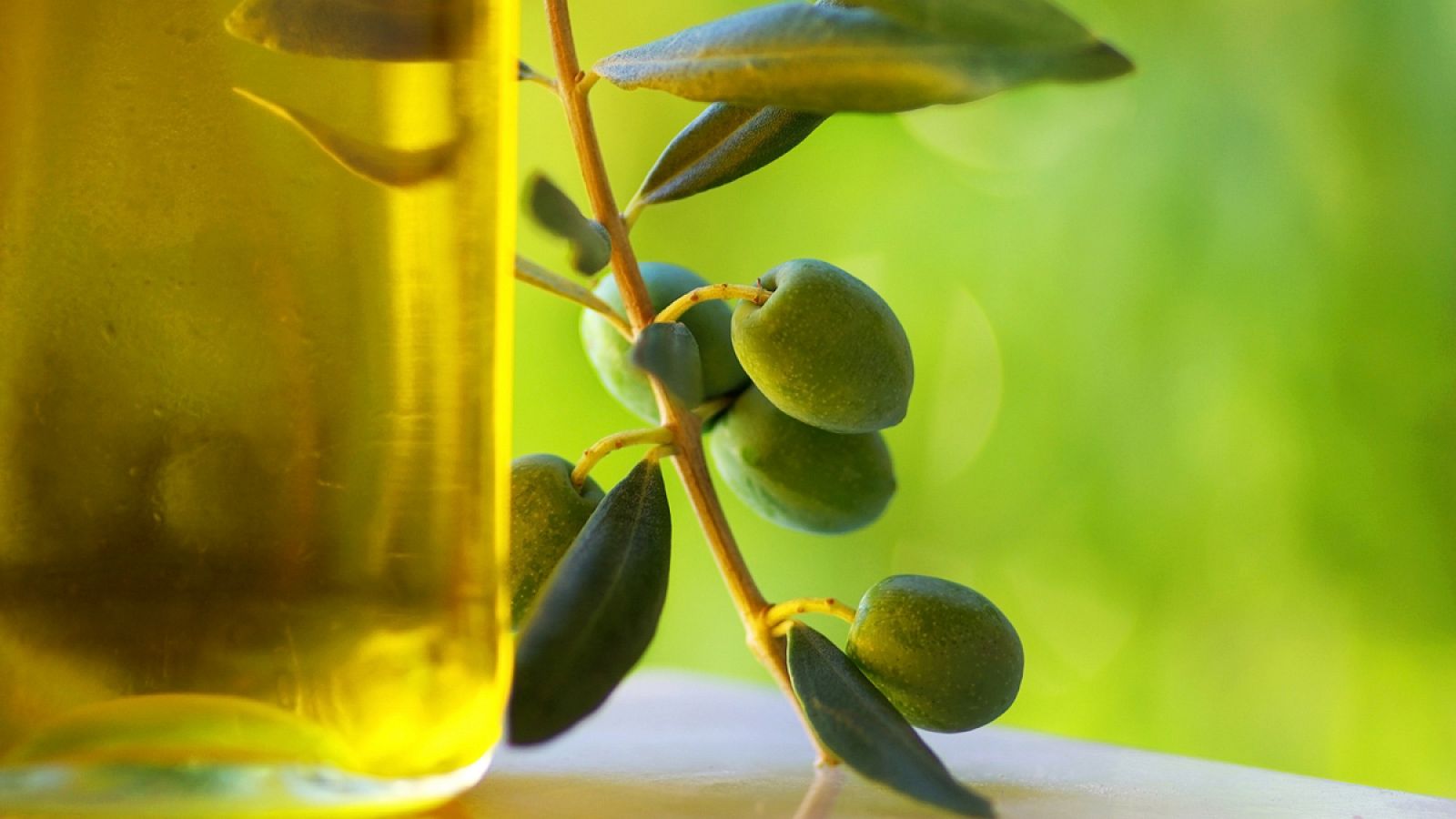 Una botella de aceite de oliva virgen extra