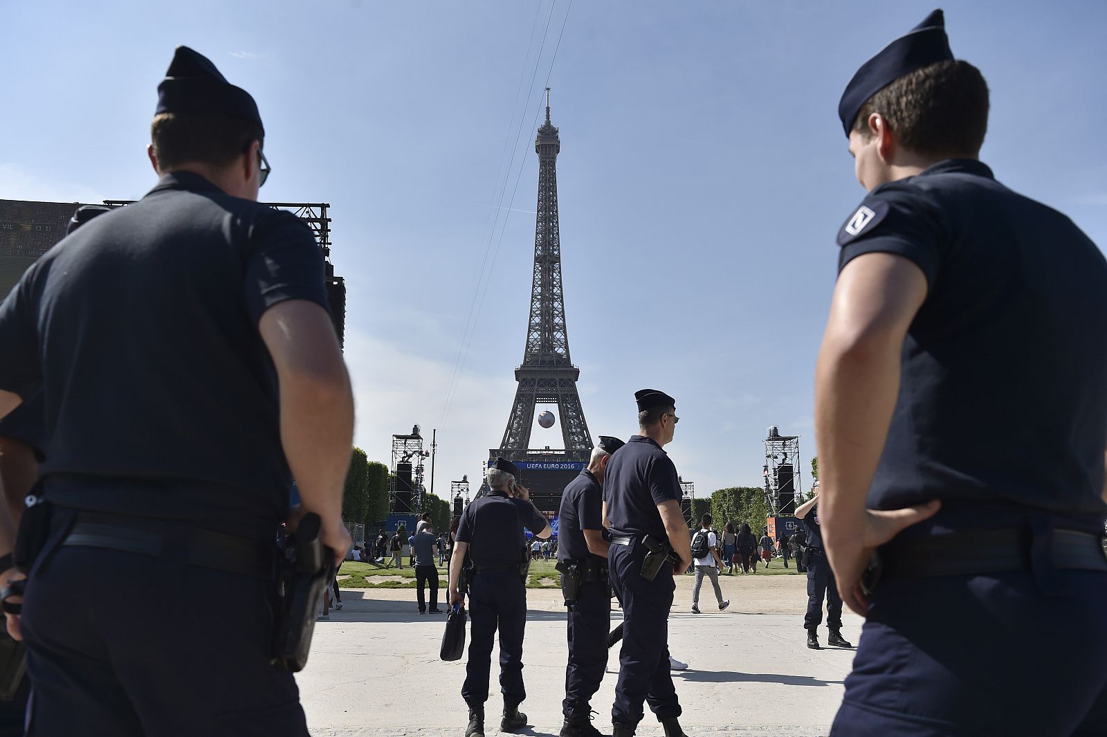 Policías franceses vigilan la Torre Eiffel en París durante los días previos al arranque de la Eurocopa.