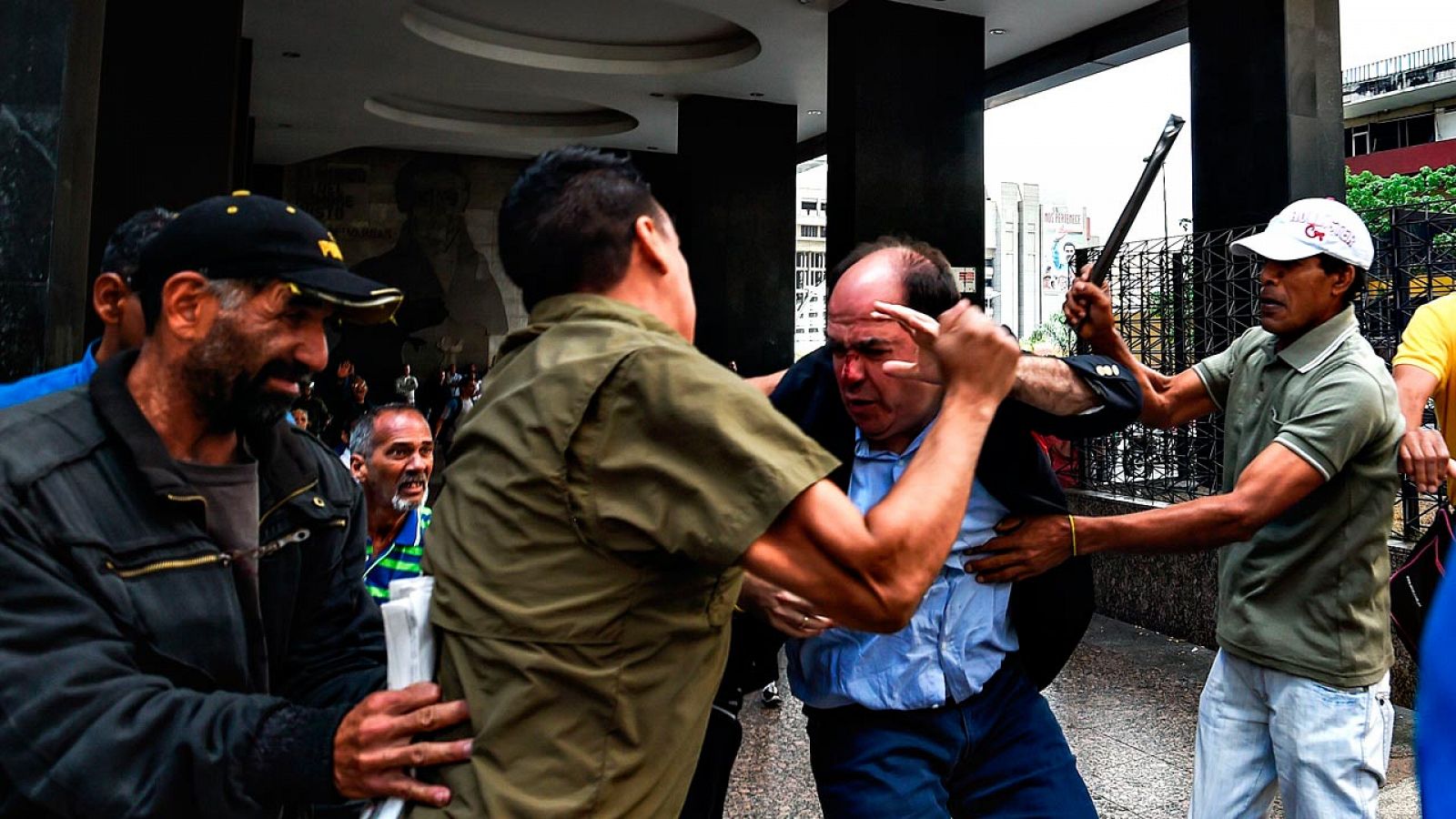 El diputado opositor Julio Borges es golpeado por presuntos partidarios del Gobierno de Maduro