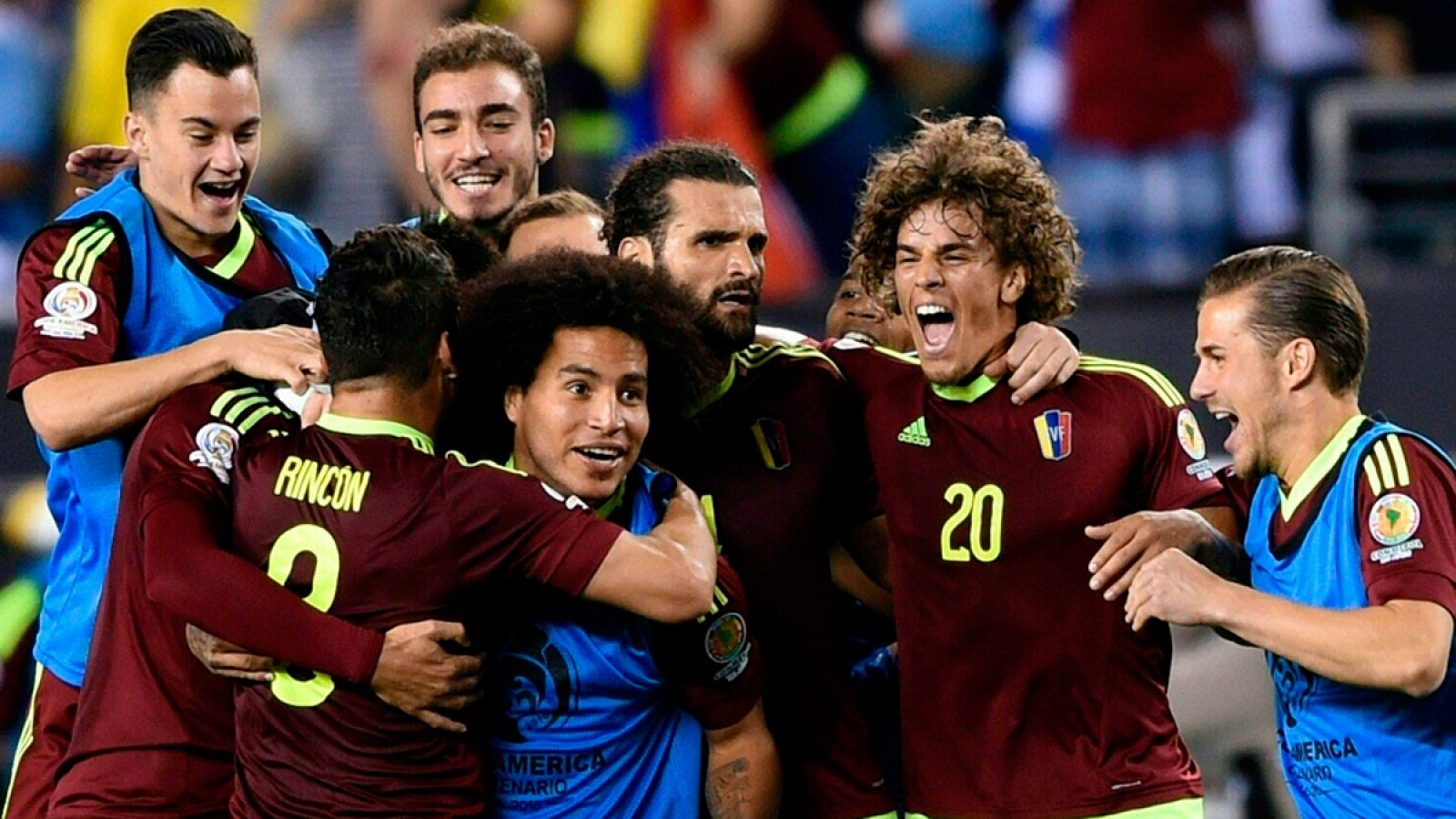 Los jugadores de la selección venezolana de fútbol celebran el pase a cuartos tras ganar a Uruguay.