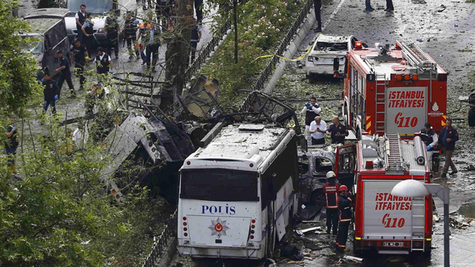 Un atentado suicida contra un autobús en Estabul deja 11 muertos y 36 heridos