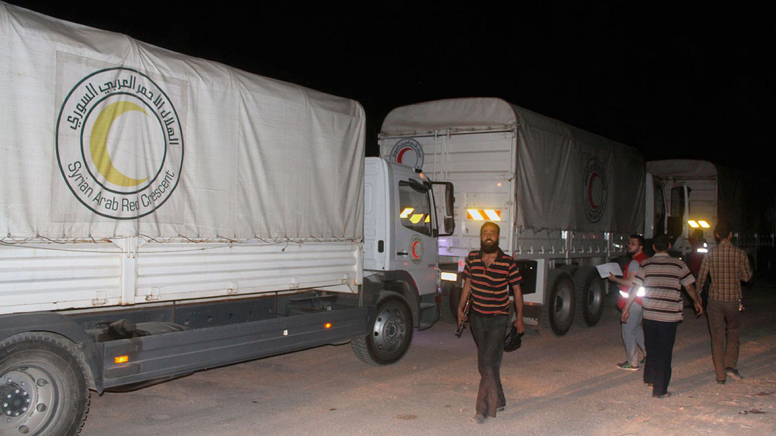 Camiones de la Media Luna Roja Siria y Naciones Unidas llevan comida a Daraya