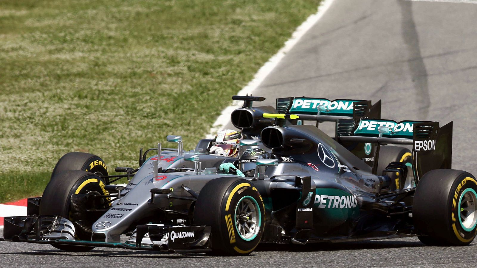 Los pilotos de Mercedes Lewis Hamilton (i) y Nico Rosberg (d)