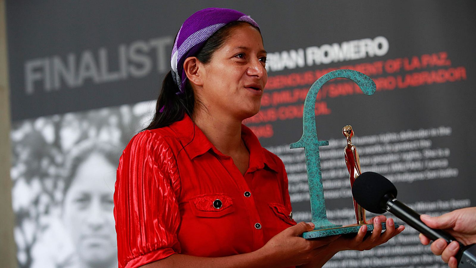 La activista hondureña Ana Mirian Romero recibe el premio "Front Line Defenders".