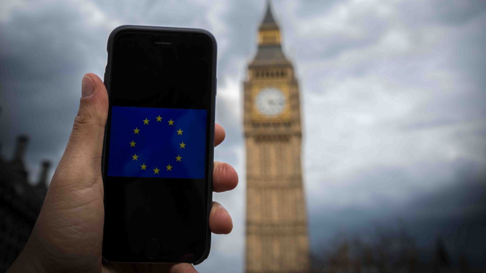 La bandera de la Unión Europea en la pantalla de un teléfono móvil situado delante del famoso Big Ben