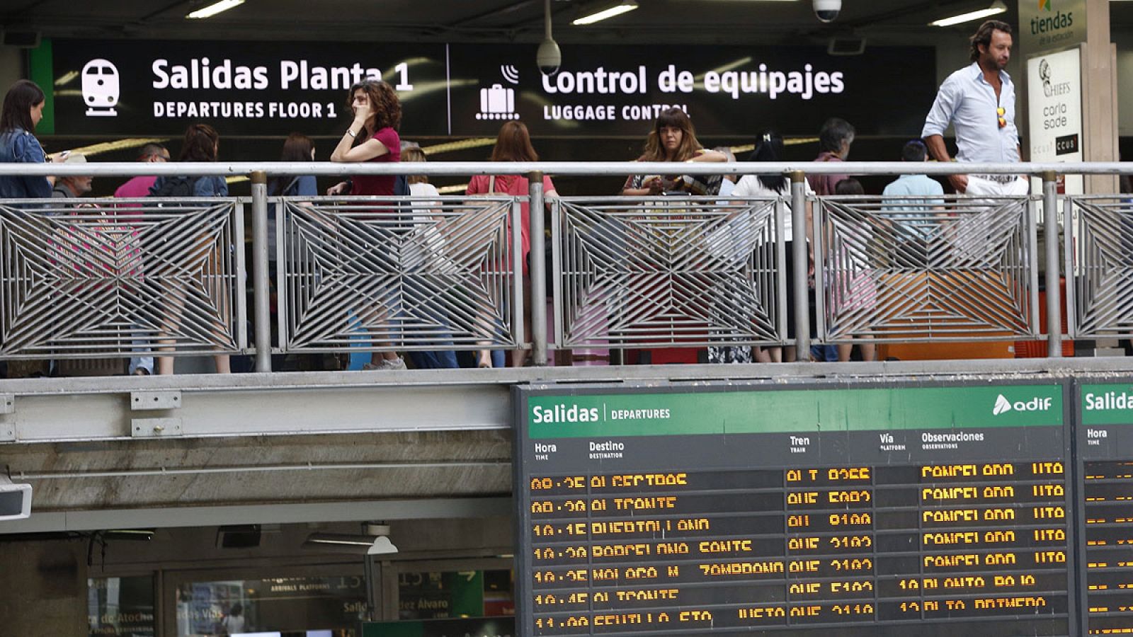 Panel informativo de los trenes en la estación madrileña de Atocha