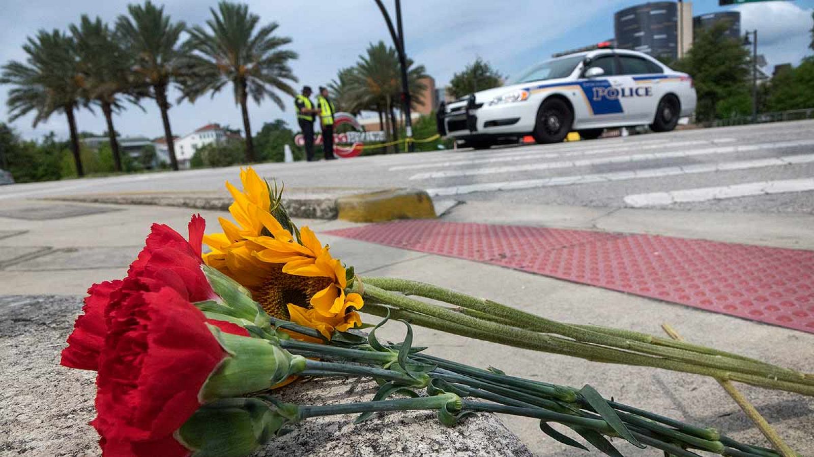 Flores junto al hospital de Orlando en el que varios heridos del tiroteo están ingresados